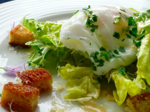 Starter Fresh egg from the chickens, fresh salad + flowers from the garden, home made bread